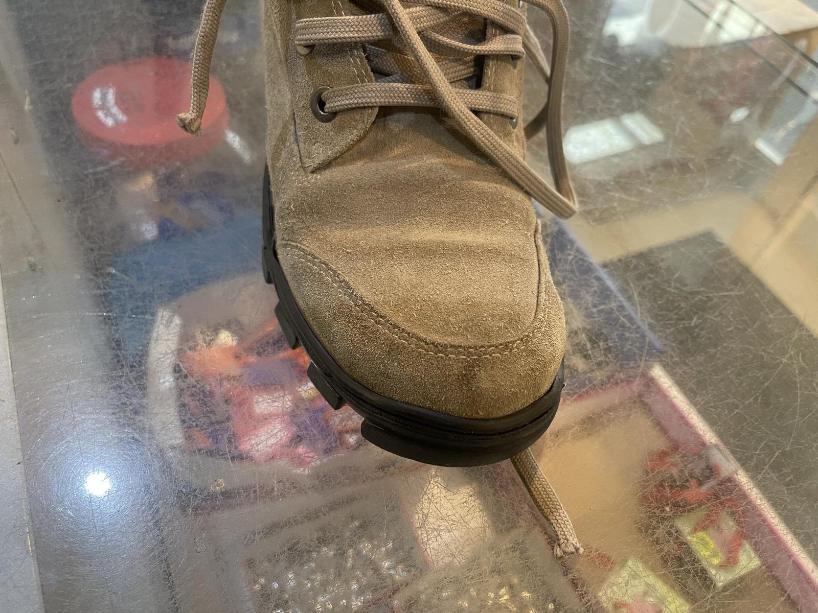 Detail špičky topánky po oprave